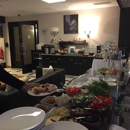 Aateli Lakeside فندق